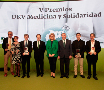Los premiados junto a Fátima Báñez, Josep Santacreu y Javier Vega de Seoane.