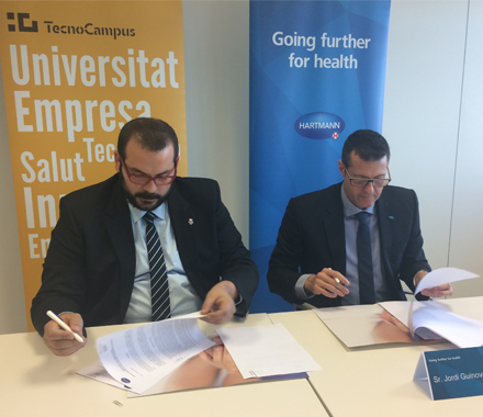 Jordi Guinovart, director general de Hartmann España, y David Bote, presidente de la Fundación TecnoCampus Mataró-Maresme y alcalde de Mataró, firmando los acuerdos.